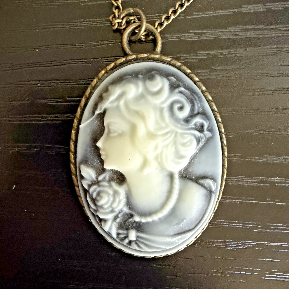 Vintage Black White Cameo Necklace Lady Rose Oval Pendant Gold Tone 20” - Picture 2 of 9